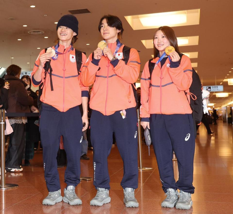 帰国した（左から）山田琉聖、戸塚優斗、小野光希（撮影・佐々木彰尚）