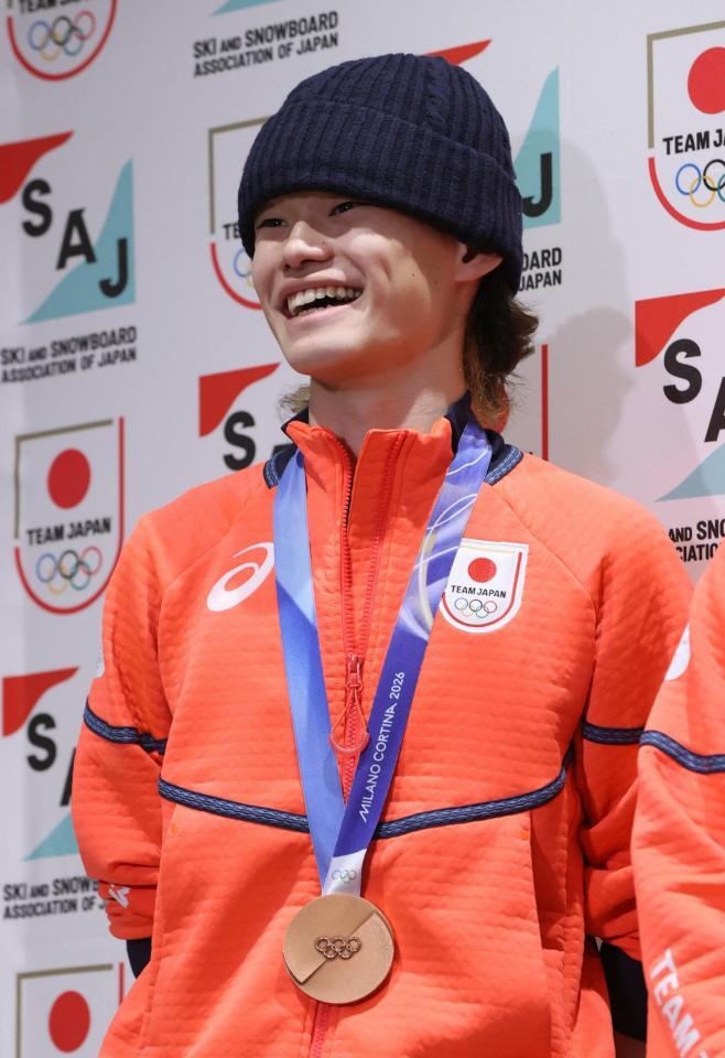 帰国し会見するスノーボード男子ハーフパイプ銅の山田琉聖