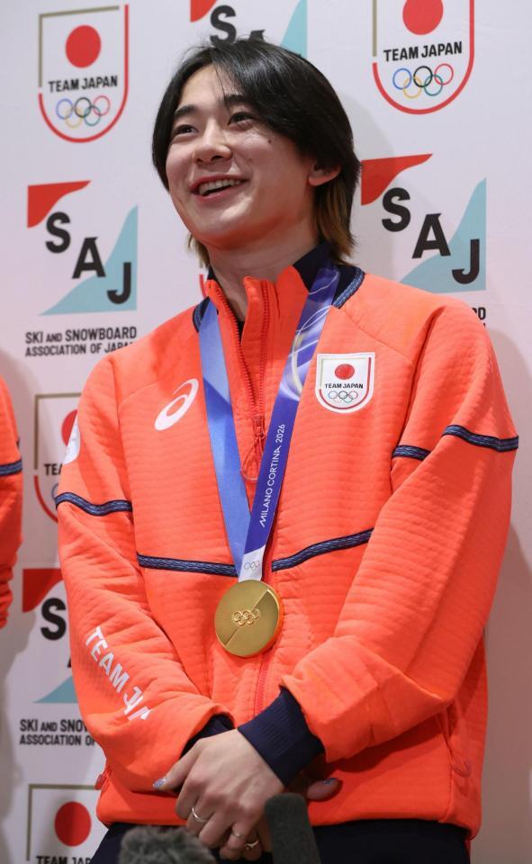 帰国し会見するスノーボード男子ハーフパイプ金の戸塚優斗