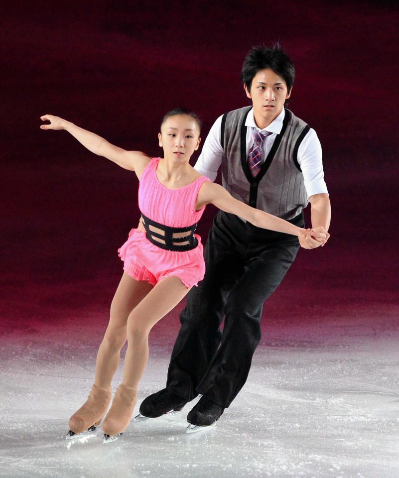 観客を魅了する木原龍一、高橋成美ペア＝１５年１月