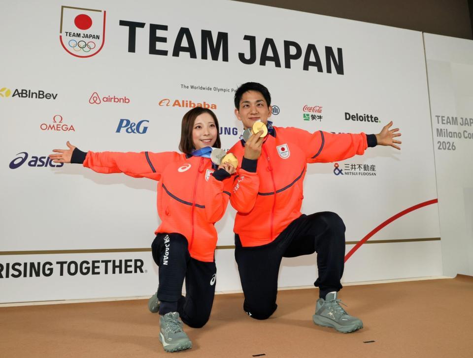 ペアフリーから一夜明け、金メダルを手にポーズを決める三浦璃来（左）、木原龍一組