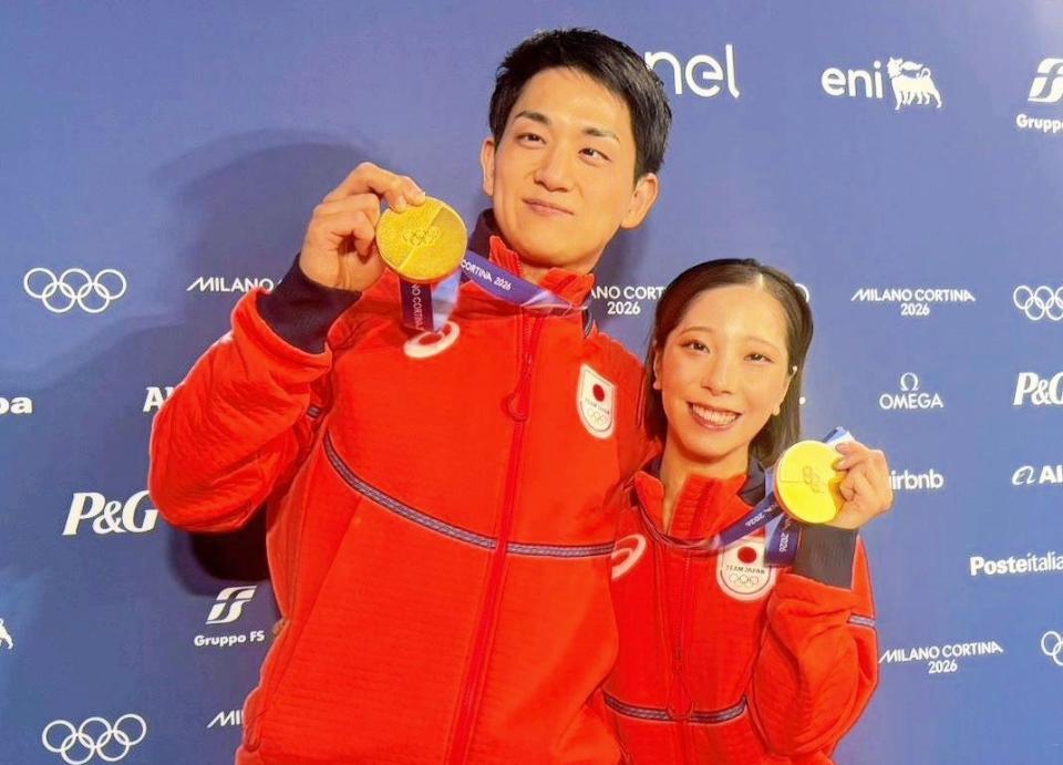 金メダルを手に笑顔の木原龍一（左）と三浦璃来