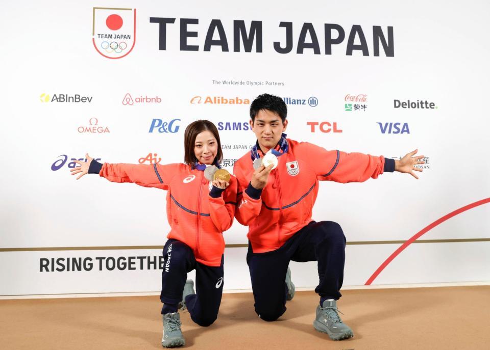 記者会見を終え、メダルを手にポーズをとる三浦璃来（左）、木原龍一組＝17日、イタリア・ミラノ（共同）