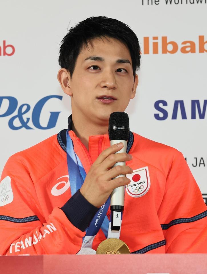 ペアフリーから一夜明け、記者会見で話す木原龍一＝ミラノ