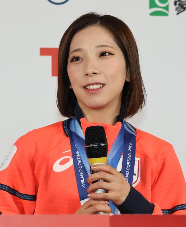 ペアフリーから一夜明け、記者会見する三浦璃来＝ミラノ