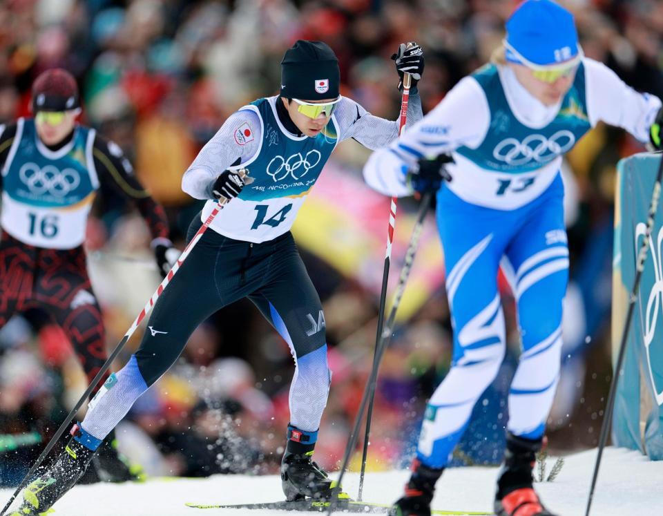 男子個人ラージヒル　後半距離で力走する谷地宙（中央）＝テーゼロ（共同）