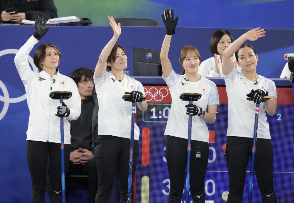 手を振る吉村紗也香（左）ら日本代表＝コルティナ・カーリング・オリンピック・スタジアム（撮影・吉澤敬太）