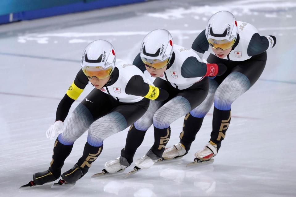 女子団体追い抜き準決勝　滑走する（左から）高木美帆、佐藤綾乃、堀川綾乃＝ミラノ（共同）
