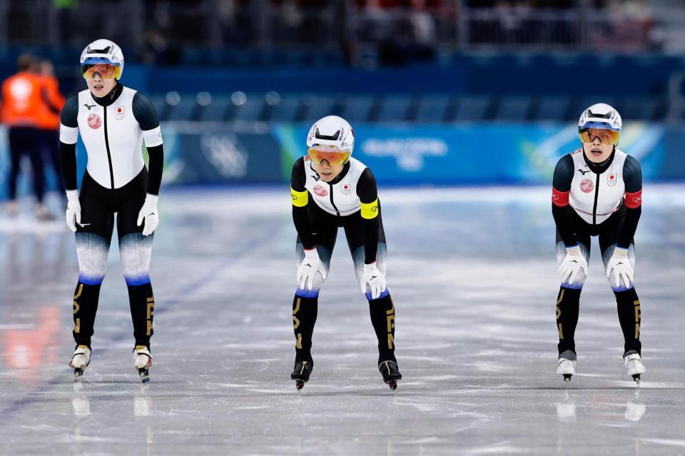 女子団体追い抜き準決勝　レースを終えた（左から）堀川綾乃、高木美帆、佐藤綾乃＝ミラノ（共同）