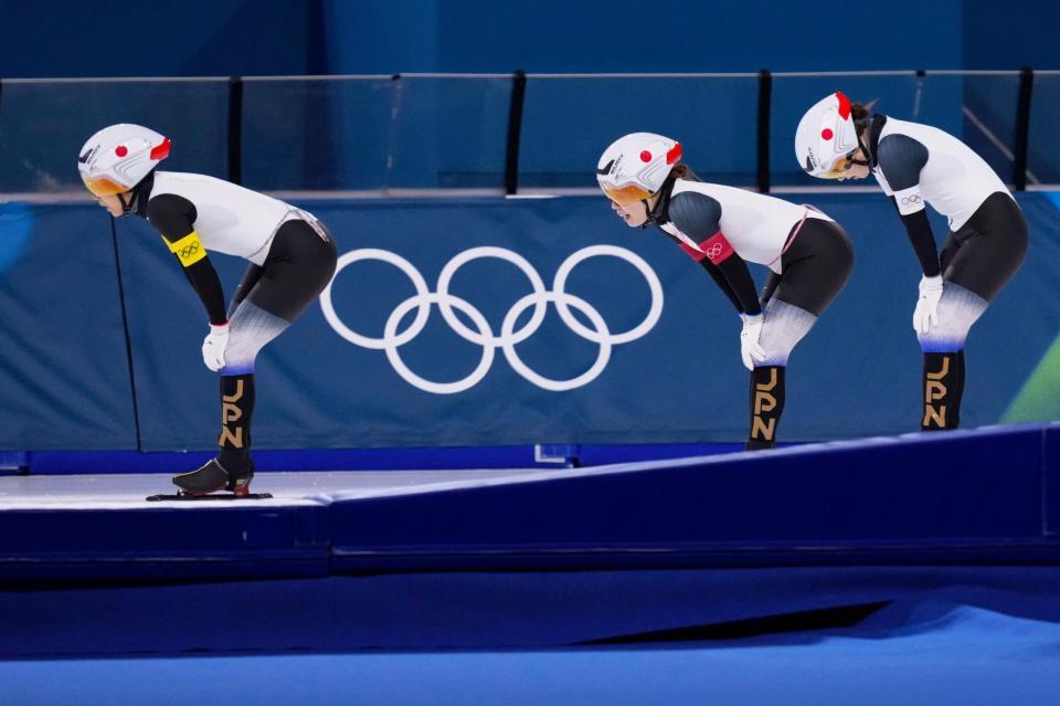 女子団体追い抜き準決勝　レースを終えた（左から）高木美帆、佐藤綾乃、堀川綾乃＝ミラノ（共同）