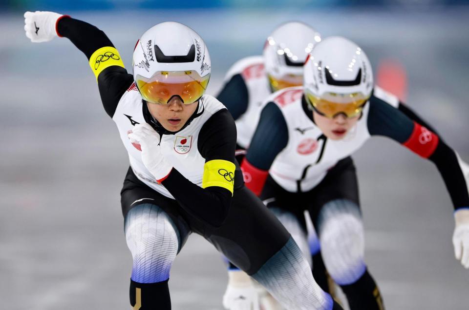 女子団体追い抜き準決勝　スタートする高木美帆（手前）ら日本＝ミラノ（共同）