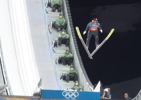 　大ジャンプを見せる二階堂蓮＝プレダッツォ・ジャンプ競技場（撮影・吉澤敬太）