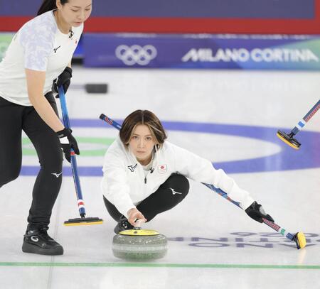 ストーンを投じる吉村紗也香＝コルティナ・カーリング・オリンピック・スタジアム（撮影・吉澤敬太）