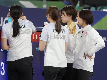 バナナなど果物を食べる吉村紗也香（右）ら日本代表＝コルティナ・カーリング・オリンピック・スタジアム（撮影・吉澤敬太）