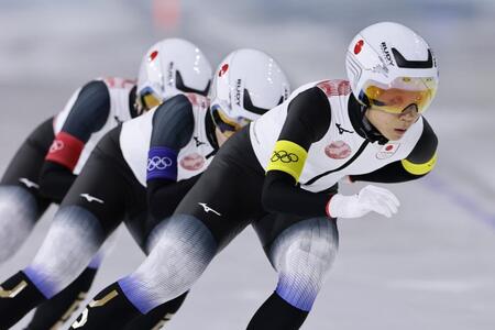 女子団体追い抜き３位決定戦　滑走する高木美帆（右）ら日本＝ミラノ（写真提供・共同通信社）