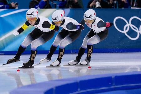 ミラノ・コルティナ冬季五輪のスピードスケート女子団体追い抜き３位決定戦で滑走する（左から）高木美帆、野明花菜、佐藤綾乃。銅メダルを獲得した＝17日、イタリア・ミラノ（共同）