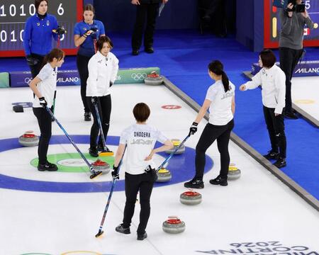 日本－イタリア　第10エンド、タイムアウトで作戦を練る吉村（右から４人目）ら＝コルティナダンペッツォ（共同）