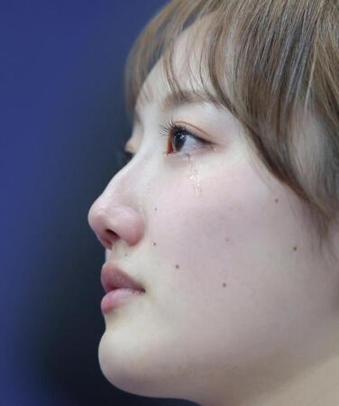 イタリアに敗れ、涙を流す小林未奈＝コルティナ・カーリング・オリンピック・スタジアム（撮影・吉澤敬太）