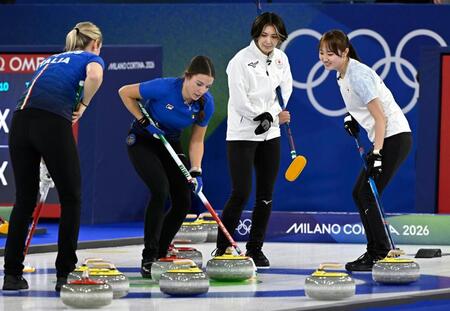日本－イタリア　第10エンド、相手の最終ショットを見る（右から）小林、吉村＝コルティナダンペッツォ（共同）