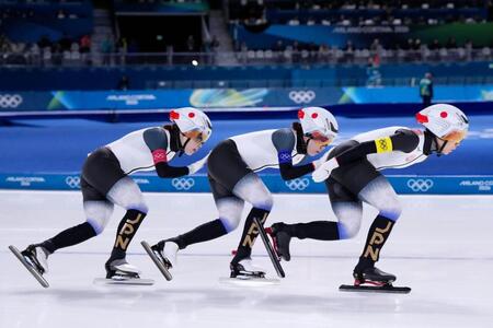 女子団体追い抜き３位決定戦　滑走する（右から）高木美帆、野明花菜、佐藤綾乃＝ミラノ（共同）