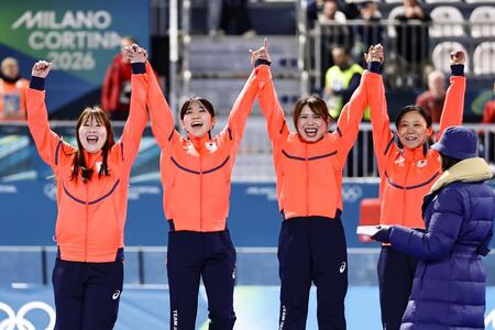 　女子団体追い抜きで銅メダルを獲得し、表彰台に上がる（左から）堀川桃香、野明花菜、佐藤綾乃、高木美帆＝ミラノ（共同）