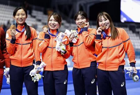 女子団体追い抜きで銅メダルを獲得した（左から）高木美帆、佐藤綾乃、野明花菜、堀川桃香（写真提供・共同通信社）
