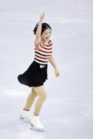 　女子ＳＰの演技を終え、ガッツポーズする中井亜美＝ミラノ（共同）