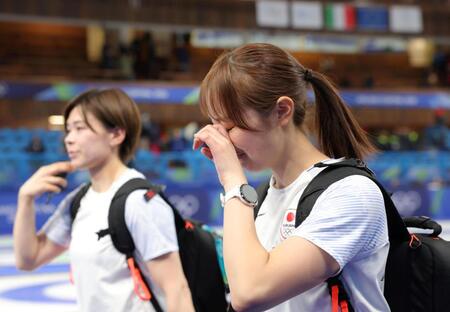 イタリアに敗れ、涙ながらに競技場を去る小林未奈（右）と小野寺佳歩＝コルティナ・カーリング五輪競技場（撮影・吉澤敬太）