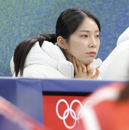 試合を見つめる韓国代表のキム・スジ＝コルティナ・カーリング・オリンピック・スタジアム（撮影・吉澤敬太）