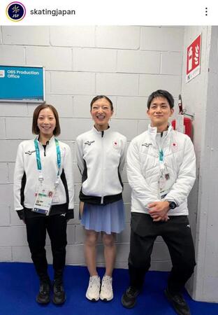 　演技前に坂本を激励したりくりゅうペア。日本スケート連盟のインスタグラム（ｓｋａｔｉｎｇｊａｐａｎ）より