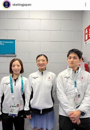 　演技前に坂本を激励したりくりゅうペア。日本スケート連盟のインスタグラム（ｓｋａｔｉｎｇｊａｐａｎ）より