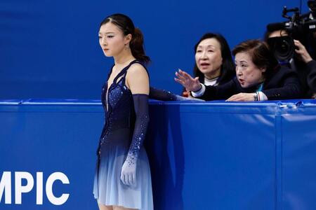 女子ＳＰで演技に臨む坂本花織。右は中野園子コーチ（共同）