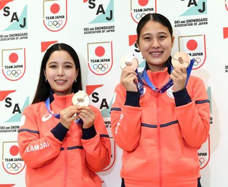 メダルを手に笑顔を見せる高梨沙羅（左）と丸山希（撮影・佐藤厚）