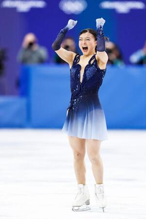 女子ＳＰの演技を終え、ガッツポーズする坂本花織（共同）