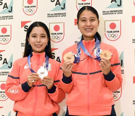 メダルを手に笑顔を見せる高梨沙羅（左）と丸山希（撮影・佐藤厚）