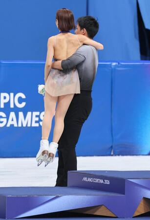 フィギュアスケートペアで金メダルを獲得し、三浦璃来（左）を表彰台から降ろす木原龍一