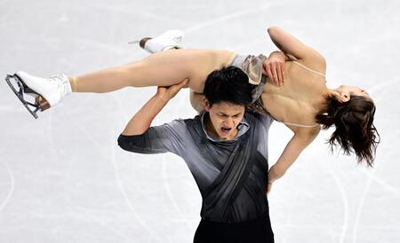 ペア・フリー　演技する三浦璃来（上）、木原龍一組＝ミラノ（共同）