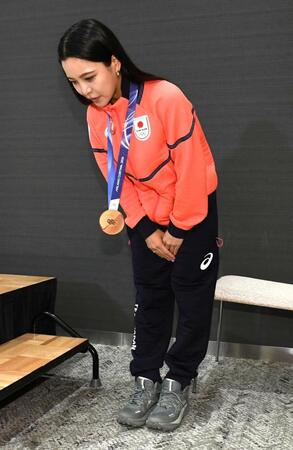 高梨沙羅の人柄にじんだシーン　早朝でもファンに笑顔→報道陣に深々と一礼　帰国会見で「感謝の気持ちでいっぱい」「たくさんの方に出迎えていただいて安堵」