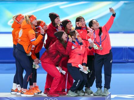 女子団体追い抜き　銅メダルを獲得し、表彰台で記念撮影する高木美帆（右端）ら