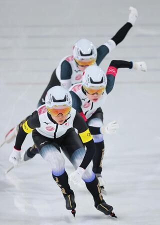 女子団体追い抜き準決勝　滑走する（手前から）高木美帆、佐藤綾乃、堀川桃香
