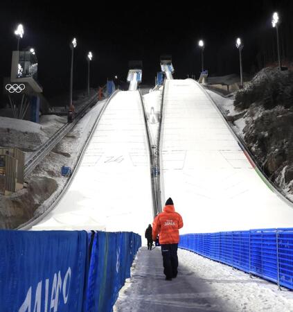 誰もいなくなったジャンプから引き揚げる小林陵侑（撮影・吉澤敬太）