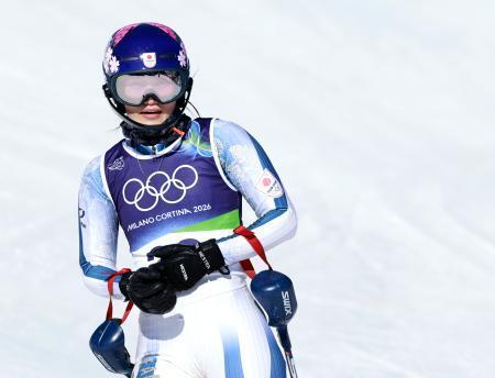 　女子回転の１回目で途中棄権した安藤麻＝コルティナダンペッツォ（共同）