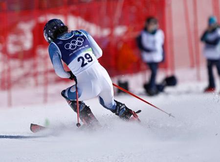 　女子回転　１回目に途中棄権した安藤麻＝コルティナダンペッツォ（共同）