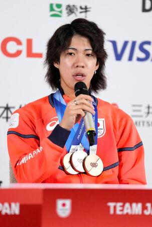メダルを胸に記者会見するノルディックスキー・ジャンプ男子の二階堂蓮＝18日、イタリア・ミラノ（共同）