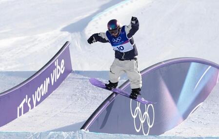 男子スロープスタイル決勝　滑走する長谷川帝勝＝リビーニョ（共同）
