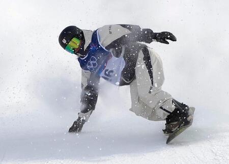 男子スロープスタイル決勝　着地でバランスを崩す木俣椋真＝リビーニョ（共同）