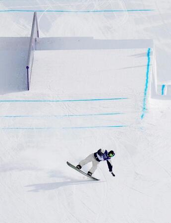 男子スロープスタイル決勝　着地でバランスを崩す木俣椋真＝リビーニョ（共同）