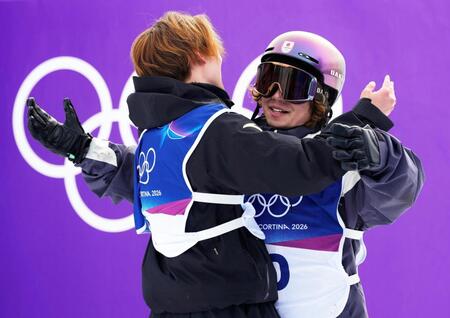 男子スロープスタイルでメダル獲得を確信し、蘇翊鳴（左）と抱き合う長谷川帝勝＝リビーニョ（共同）