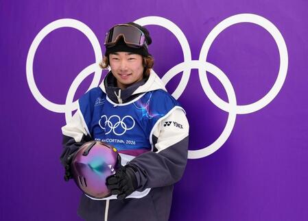 男子スロープスタイルでメダル獲得を確信し、笑顔を見せる長谷川帝勝＝リビーニョ（共同）