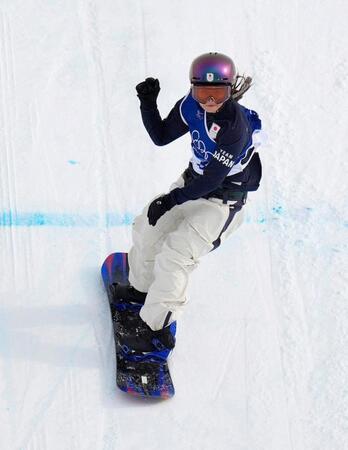 女子スロープスタイル決勝　ジャンプの着地を決めた村瀬心椛＝リビーニョ（共同）